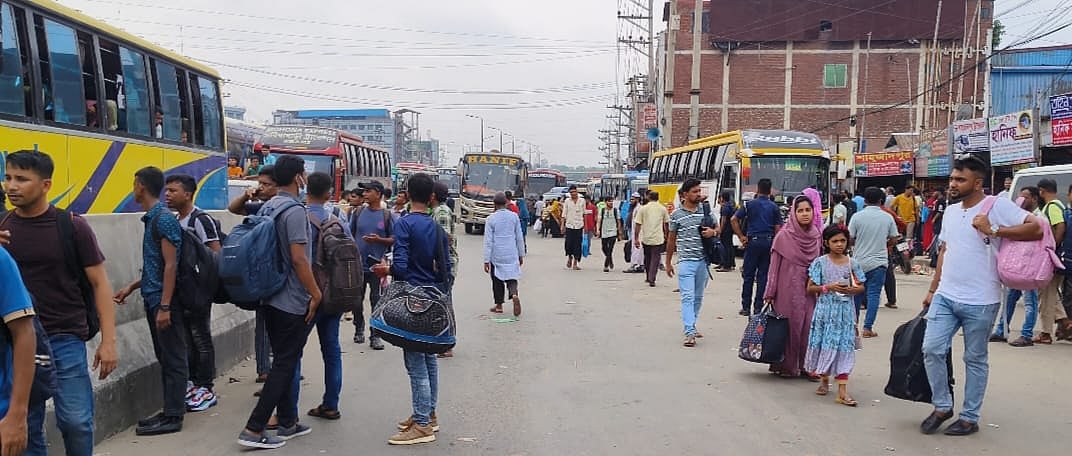গাজীপুরের কালিয়াকৈর উপজেলার চন্দ্রা ত্রিমোড়ে গাড়ির জন্য যাত্রীদের অপেক্ষা। আজ সকাল সাড়ে আটটায়