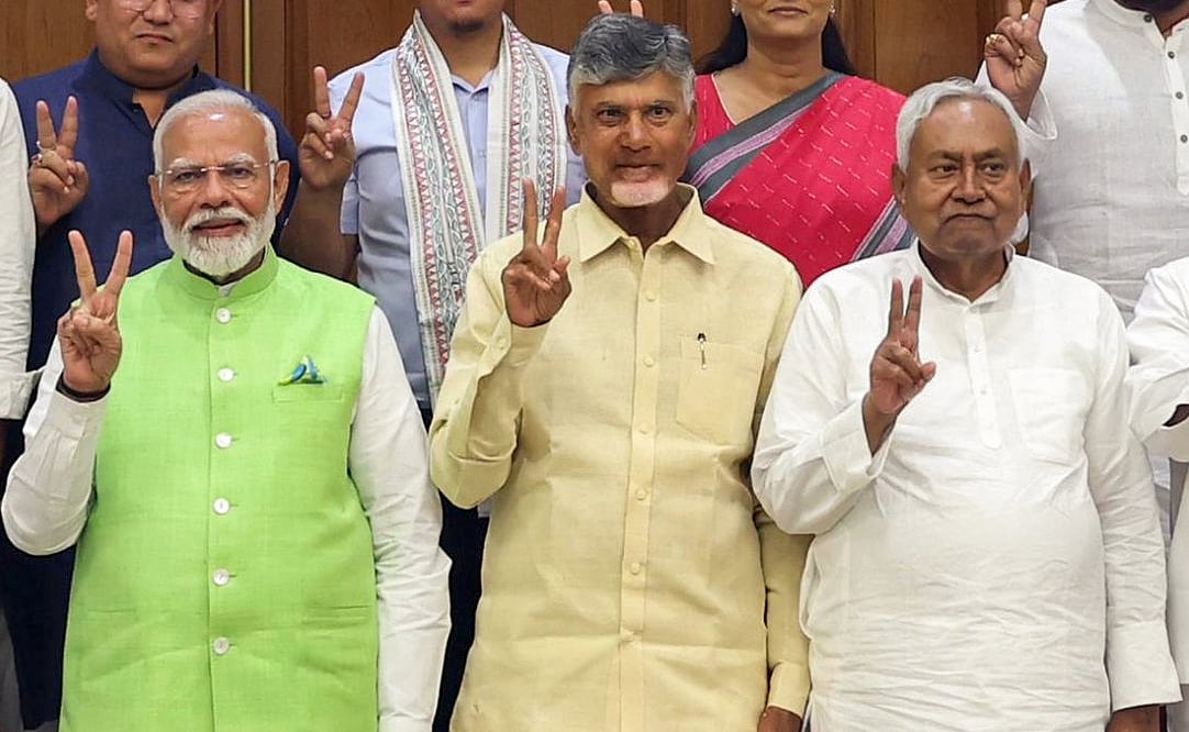 দিল্লিতে এনডিএ নেতাদের বৈঠকের পর প্রধানমন্ত্রী নরেন্দ্র মোদির সঙ্গে চন্দ্রবাবু নাইডু (মধ্যে) ও নীতীশ কুমার বিজয় চিহ্ন দেখাচ্ছেন। আজ ৫ জুন