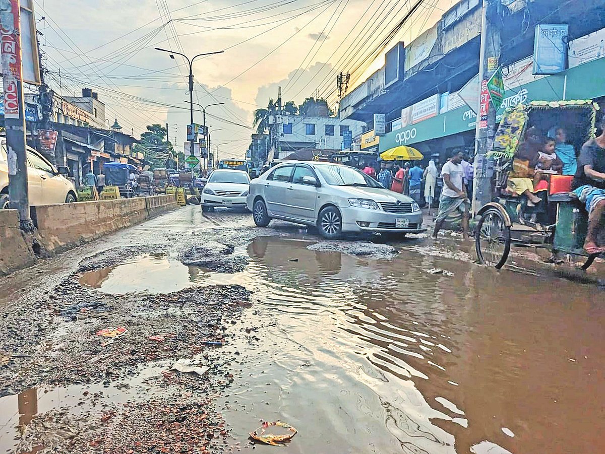 সড়কে তৈরি হওয়া গর্তে বৃষ্টির পানি জমে ভোগান্তি বেড়েছে চলাচলকারীদের। গত সোমবার বিকেলে গাজীপুরের রাজবাড়ি সড়কের কাজী মার্কেট এলাকায়