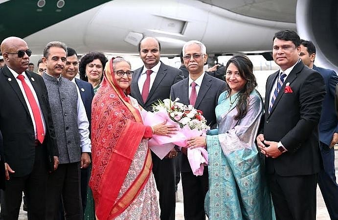 প্রধানমন্ত্রী শেখ হাসিনাকে নিয়ে আজ শুক্রবার বিকেলে নয়াদিল্লির পালাম বিমানবন্দরে অবতরণ করে বিমান বাংলাদেশ এয়ারলাইনসের একটি ফ্লাইট। সেখানে তাঁকে অভ্যর্থনা জানানো হয়