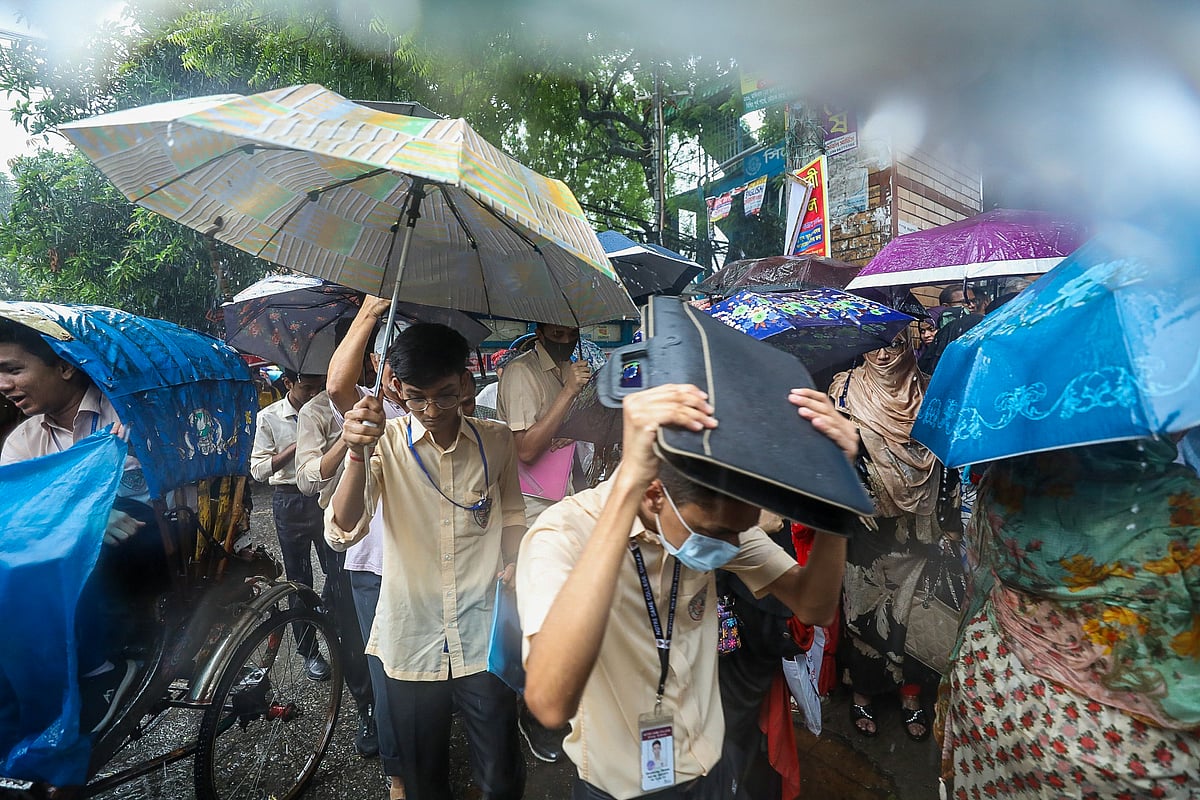 বৃষ্টির কারণে পরীক্ষাকেন্দ্রে পৌঁছাতে ভোগান্তিতে পড়তে হয় উচ্চমাধ্যমিক পরীক্ষার্থীদের। বেইলি রোড, ঢাকা, ৩০ জুন
