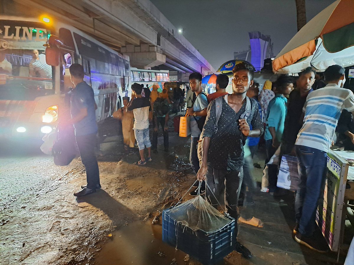 গাট্টি-বোচকা নিয়ে বাসের জন্য অপেক্ষা করছেন দূর-দুরান্তের যাত্রীরা। কাঙ্ক্ষিত বাস না পেয়ে অনেকেই যাচ্ছেন বিকল্প মাধ্যমে। শনিবার রাত আটার দিকে রাজধানীর আবদুল্লাহপুর মোড়ে