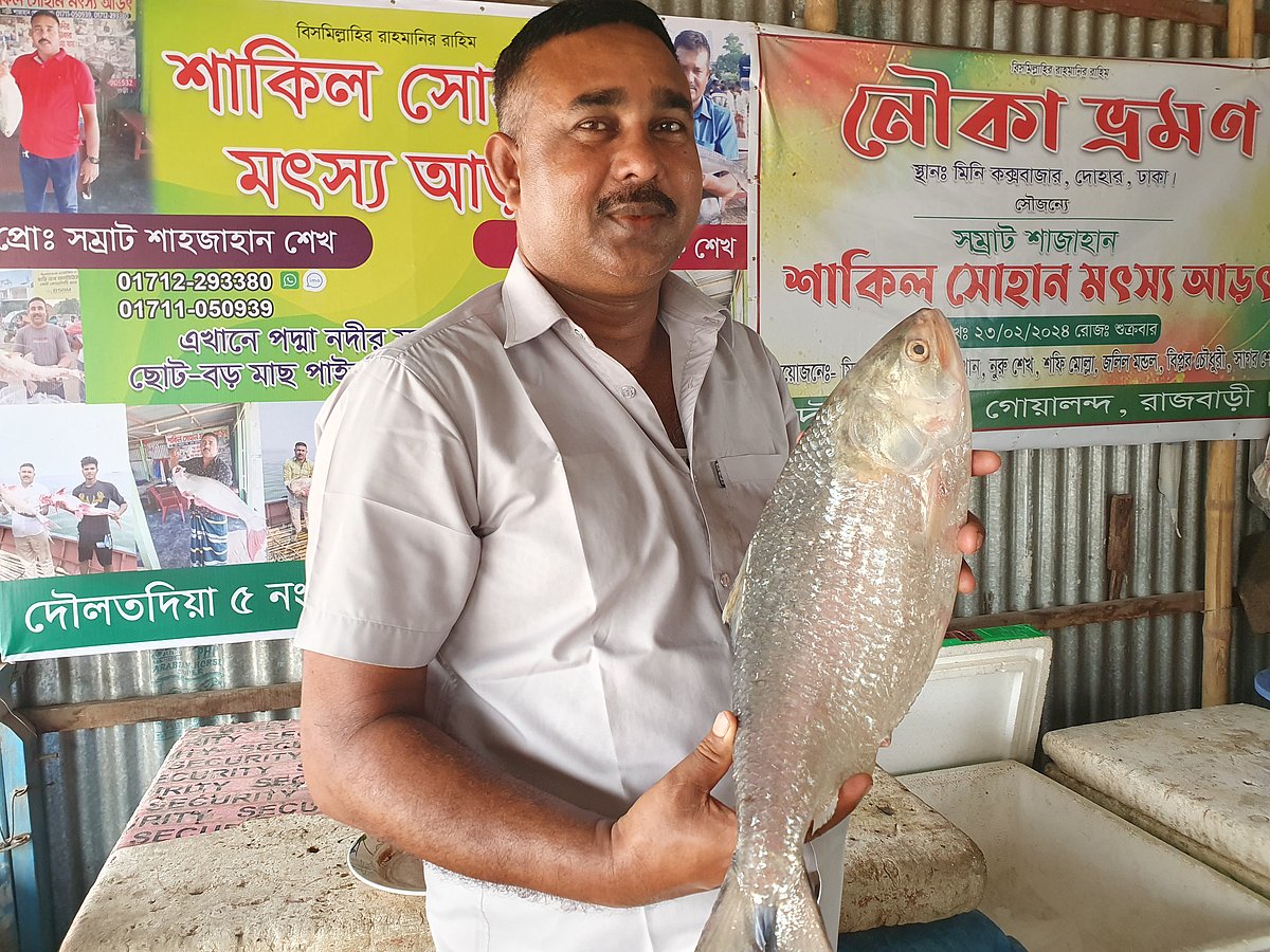দুই কেজি ওজনের ইলিশ মাছটি সাড়ে ৮ হাজার টাকায় কিনে নেন মাছ ব্যবসায়ী