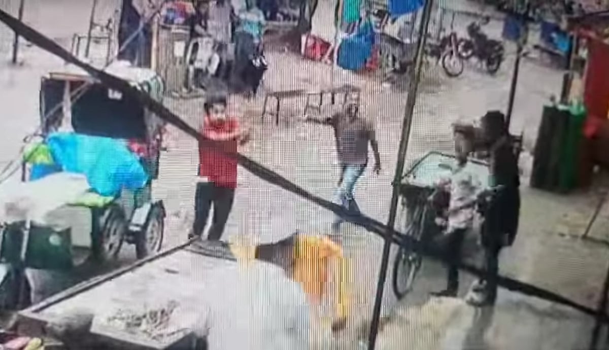 ব্যবসায়ীকে পিস্তল উঁচিয়ে গুলি করেছেন রবিউল ইসলাম ভূঁইয়া ওরফে রবি নামের এক যুবক।