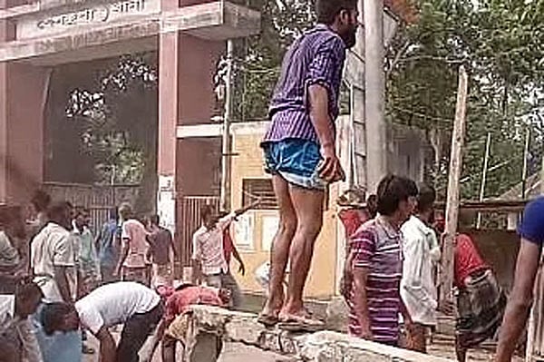 আওয়ামী লীগের কর্মীকে আটকের প্রতিবাদে শৈলকুপা থানায় ইটপাটকেল ছুড়ছেন ক্ষুব্ধ নেতা–কর্মীরা