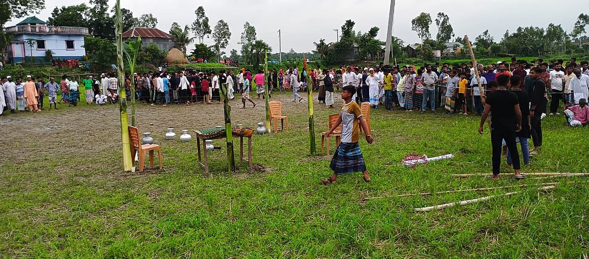 গাজীপুরের কালিয়াকৈরে সাপের কামড়ে মৃত এক ব্যক্তিকে ঝাড়ফুঁকের মাধ্যমে জীবিত করার আয়োজন করেছেন এক কবিরাজ। শনিবার বিকেলে উপজেলার বাসুরা গ্রামে