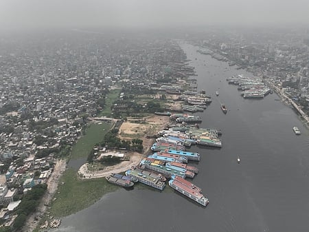 বুড়িগঙ্গা নদীর সীমানাখুঁটির ভেতরেই প্রভাবশালী বিভিন্ন ব্যক্তির নামে গড়ে উঠেছে ২৭টি ডকইয়ার্ড বা নৌযান তৈরি ও মেরামত কারখানা। এসব উচ্ছেদের ব্যবস্থা নিচ্ছে না বিআইডব্লিউটিএ। সম্প্রতি কেরানীগঞ্জের শুভাঢ্যা এলাকায় বুড়িগঙ্গা নদীতে