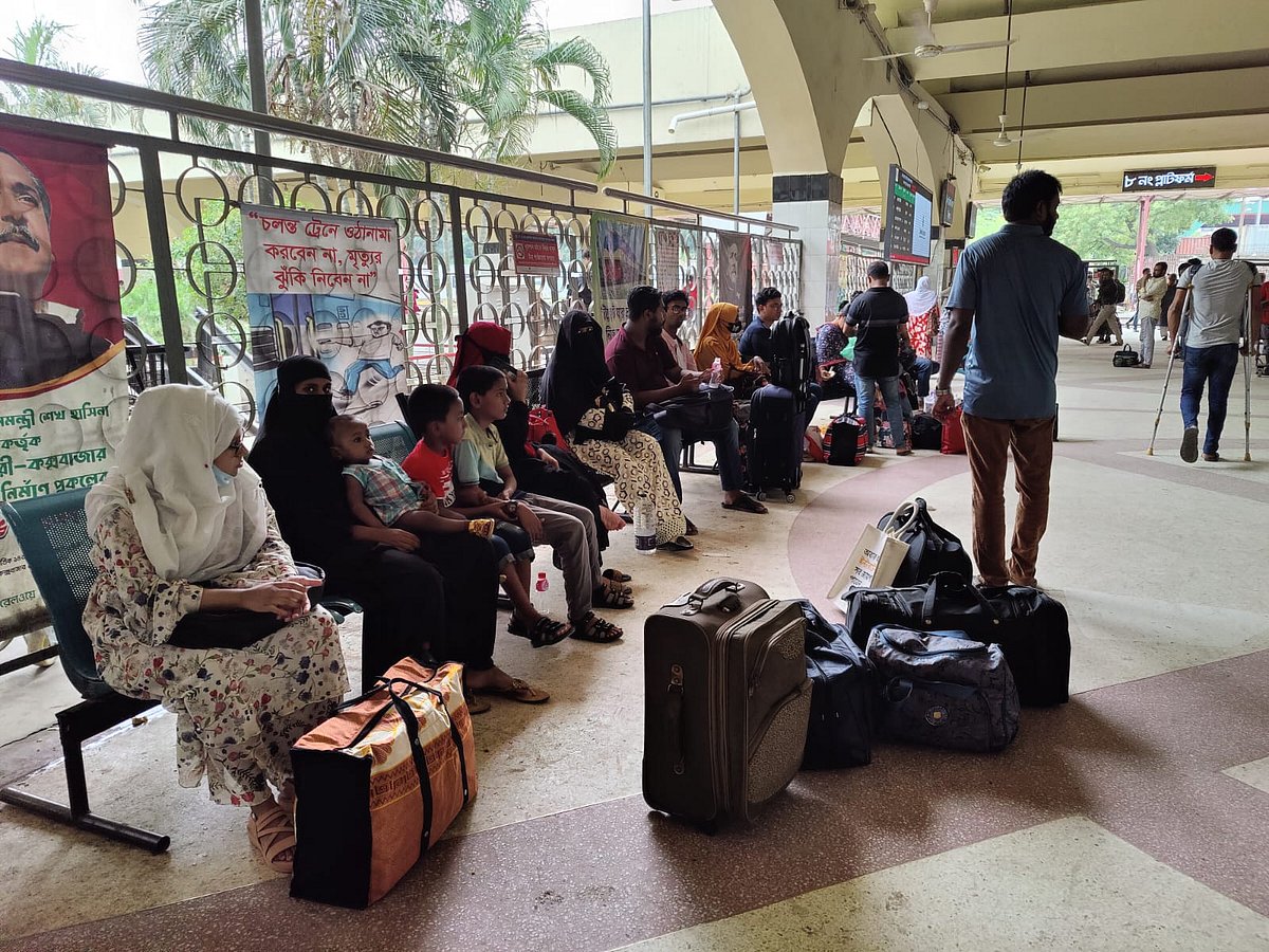ট্রেন আসার অপেক্ষায় যাত্রীরা। কমলাপুর রেলস্টেশন, ঢাকা, ১২ জুন ২০২৪