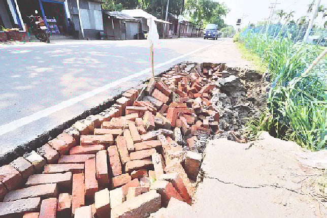বৃষ্টির পানির তোড়ে মহাসড়কের এক পাশের মাটি ও ইট সরে গেছে। যানবাহন চলছে ঝুঁকি নিয়ে। গতকাল রংপুরের গঙ্গাচড়া উপজেলার মহিপুর এলাকায় আঞ্চলিক মহাসড়কে