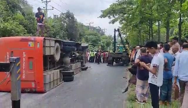 ঢাকা-চট্টগ্রাম মহাসড়কের ফেনীর ছাগলনাইয়ায় নিয়ন্ত্রণ হারিয়ে উল্টে যায় বাসটি। আজ দুপুর সাড়ে ১২টায়