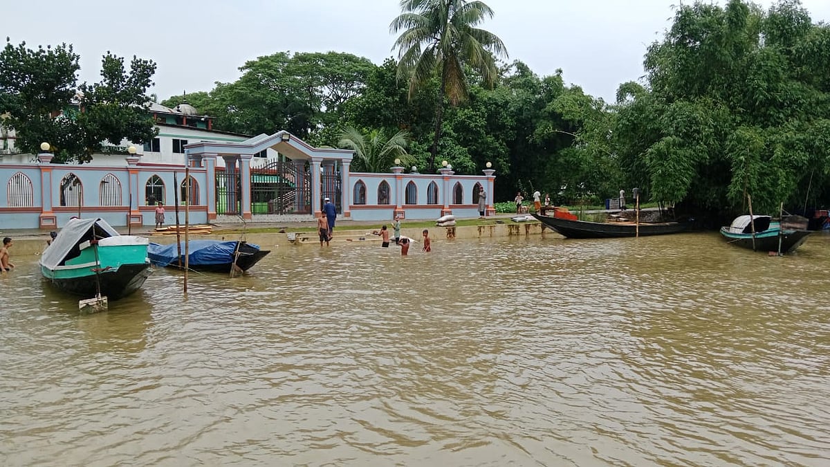সুনামগঞ্জে ভারী বর্ষণ ও উজানের পাহাড়ি ঢল নামা অব্যাহত থাকায় নদ-নদীর পানি বাড়ছে। শহরের লঞ্চঘাট এলাকায় রোববার দুপুর ১২টায় সুরমা নদী অবস্থা