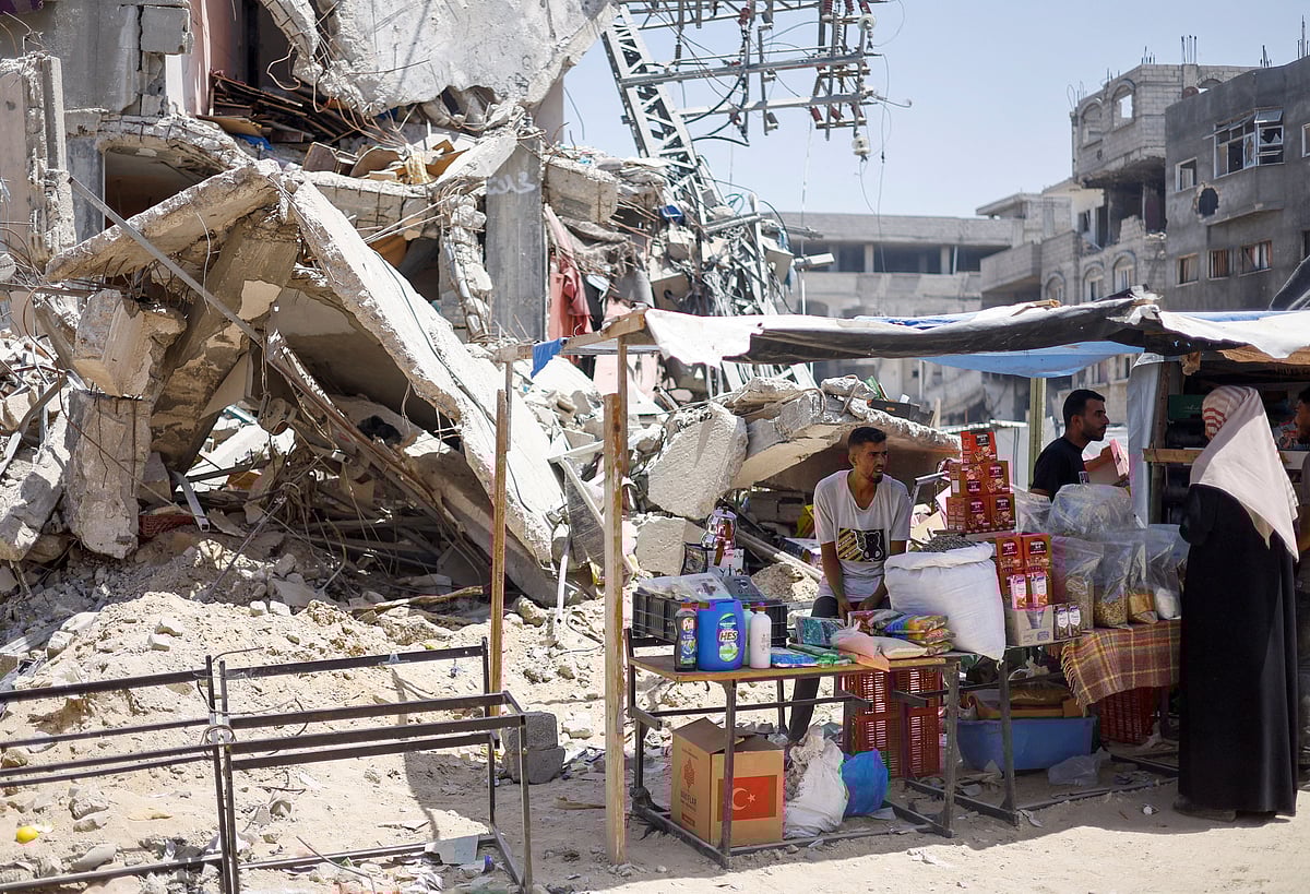 ইসরায়েলের হামলার মধ্যেই গত মে মাসে দক্ষিণ গাজার খান ইউনিসে একটি অস্থায়ী বাজারে ফিলিস্তিনিরা কেনাকাটা করছে।