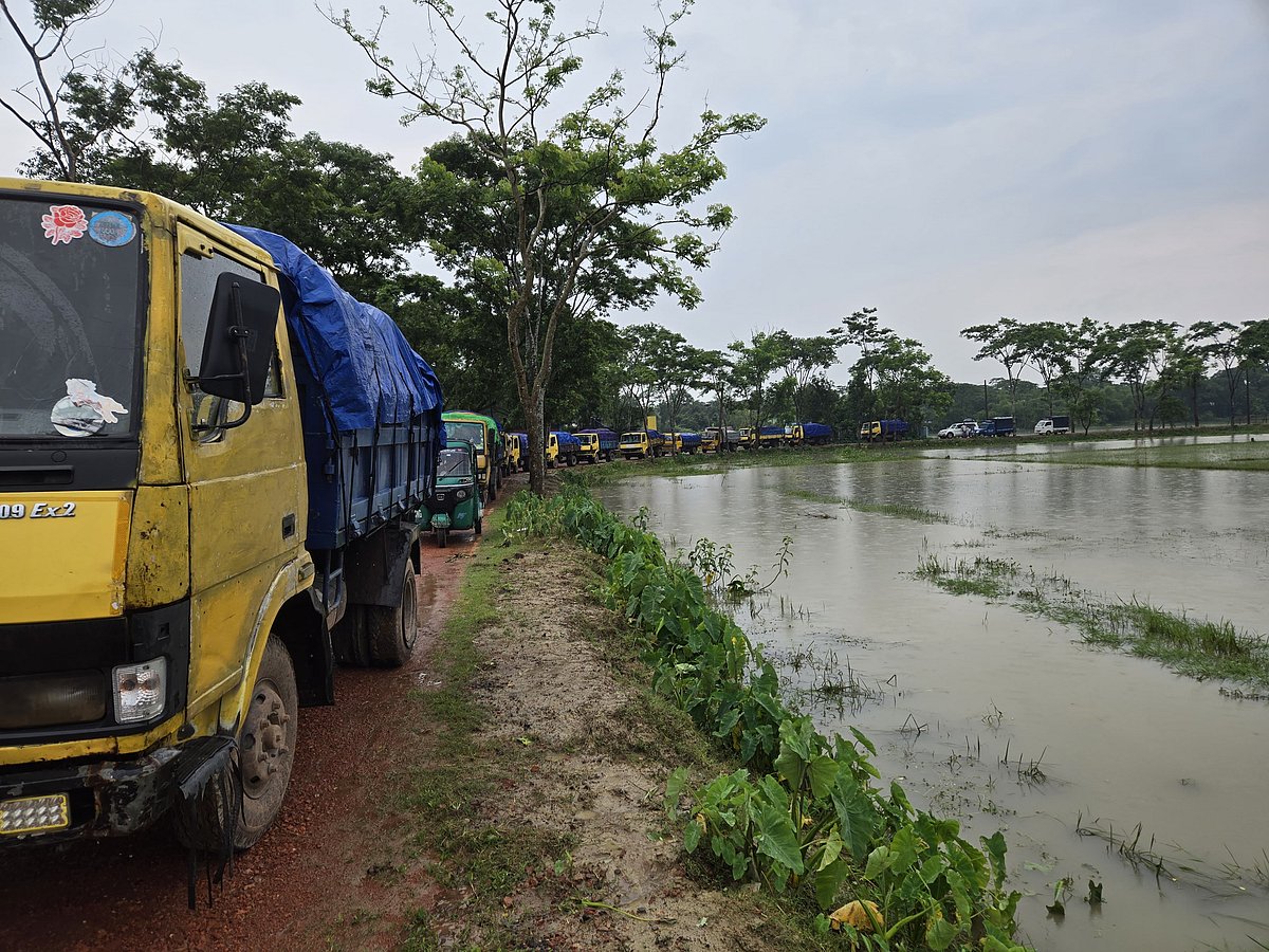 সিলেট সদর উপজেলার উমাইরগাঁও এলাকার ভাদেশ্বর সরকারি প্রাথমিক বিদ্যালয়ের সামনে থেকে চিনিবোঝাই ট্রাকগুলো জব্দ করা হয়েছে। গতকাল বৃহস্পতিবার সকালে