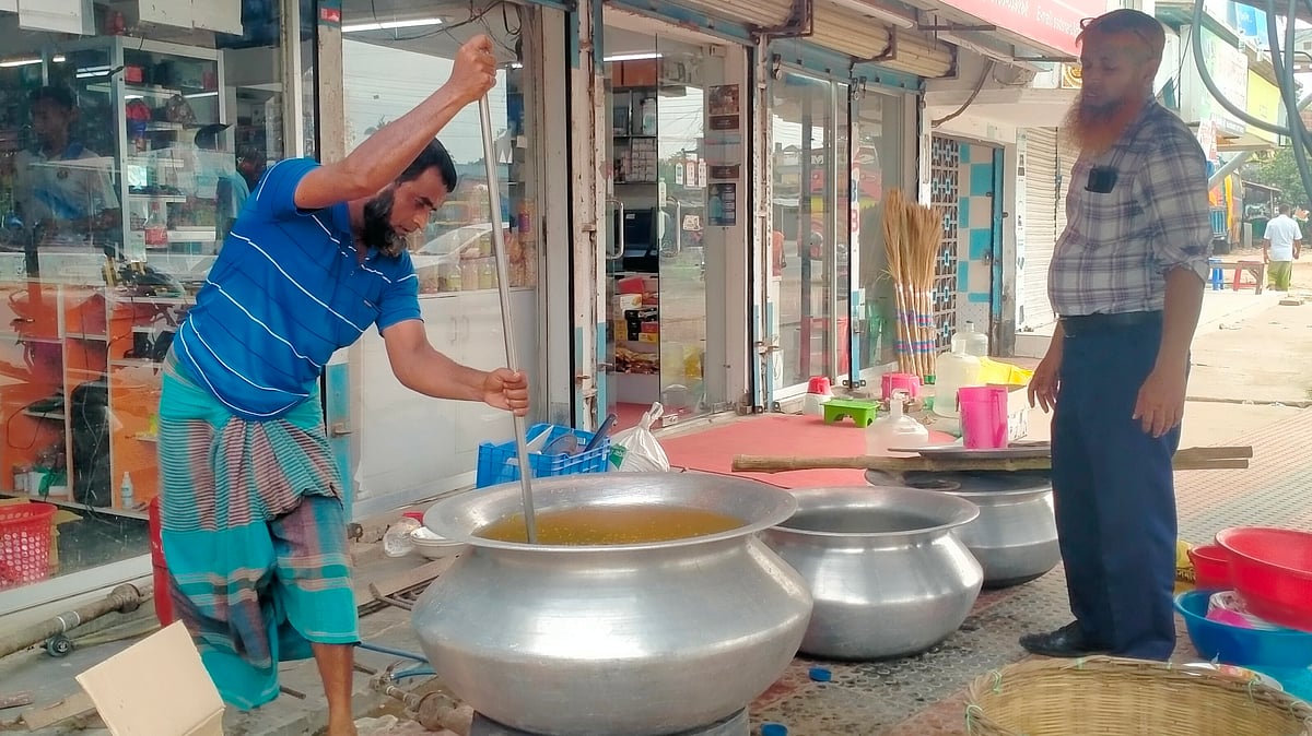 নড়াইলে অসহায়-ছিন্নমূল মানুষদের আপ্যায়নে চলছে রান্নার কাজ। শুক্রবার দুপুরে শহরের পুরাতন বাস টার্মিনাল এলাকায়