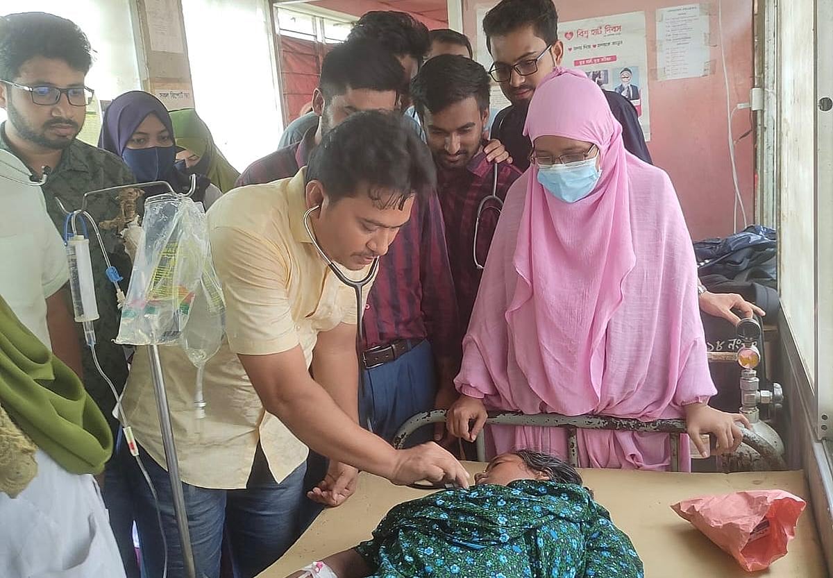 নোয়াখালী জেনারেল হাসপাতালের শয্যায় বিবি কুলছুম। আজ বুধবার সকালে