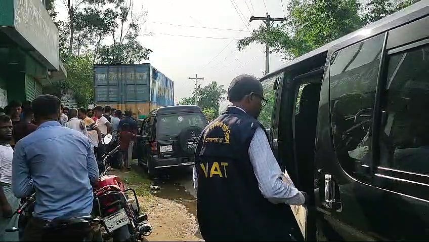 দিনভর অভিযানের পর সুপারশপের সব মালামাল জব্দ করে কার্যালয়ে নিয়ে যান জেলা কর, শুল্ক ও আবগারি বিভাগের কর্মকর্তারা। মঙ্গলবার বিকেলে আখাউড়া স্থলবন্দরে