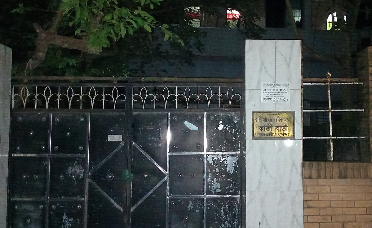 এনবিআর কর্মকর্তা আবু মাহমুদ ফয়সালের পৈতৃক বাড়ি। খুলনা নগরের ৯ নম্বর ওয়ার্ডের মুজগুন্নী কাজীপাড়া এলাকায় গতকাল রাতে