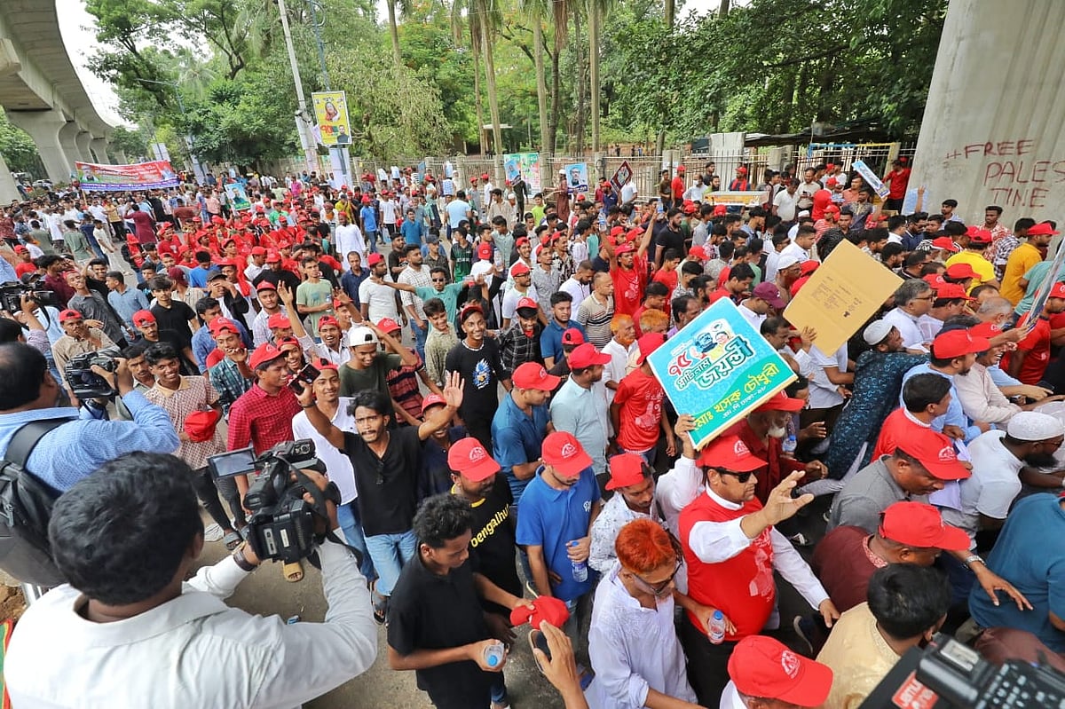 আওয়ামী লীগের ৭৫তম প্রতিষ্ঠাবার্ষিকীর আলোচনা সভা উপলক্ষে ঢাকার ঐতিহাসিক সোহরাওয়ার্দী উদ্যান অভিমুখে তৈরি হয়েছে জনস্রোত। আজ রোববার বিকেলে