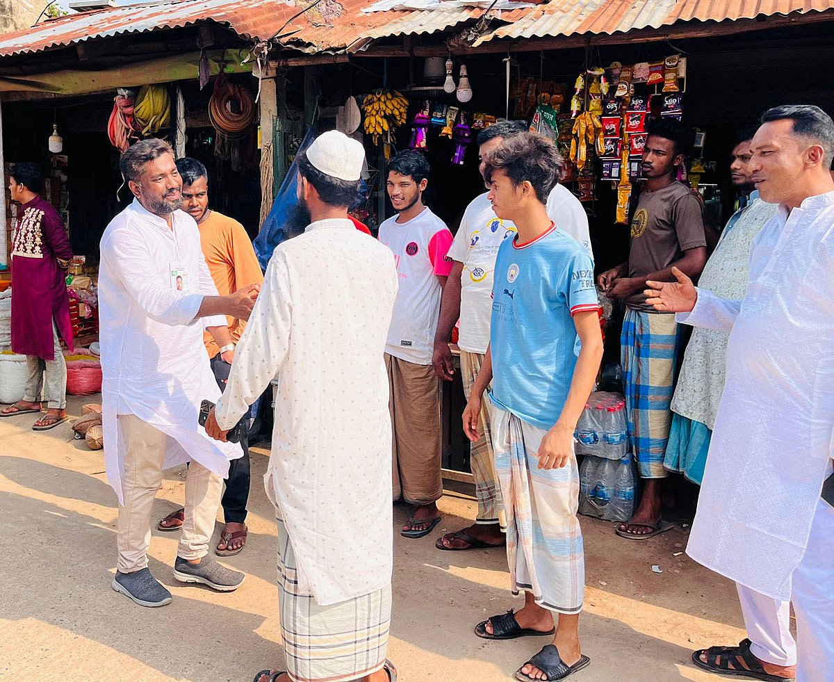 বাঁশখালীতে ভাইস চেয়ারম্যান পদে আরিফুজ্জামানের জনসংযোগ। গতকাল শুক্রবার বিকেলে খানখানাবাদ এলাকায়