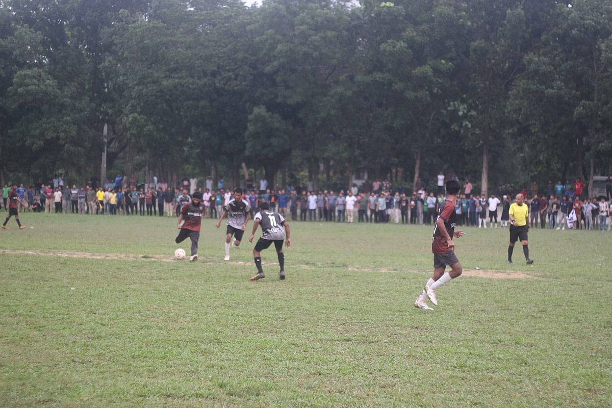 চট্টগ্রাম প্রকৌশল ও প্রযুক্তি বিশ্ববিদ্যালয়ের কেন্দ্রীয় খেলার মাঠে আন্তহল ফুটবল প্রতিযোগিতার চূড়ান্ত খেলায় মুখোমুখি হয়েছে শেখ রাসেল হল ও বঙ্গবন্ধু হল