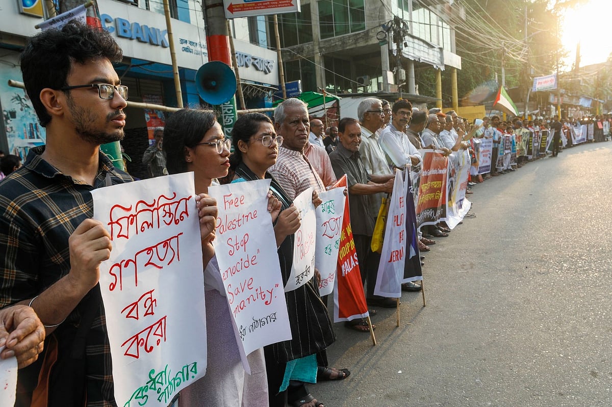 ফিলিস্তিনে গণহত্যা বন্ধের দাবিতে সংহতি সমাবেশ আয়োজন করে প্রগতিশীল রাজনৈতিক, সামাজিক ও সাংস্কৃতিক সংগঠনগুলো। এতে অংশ নেন বিভিন্ন বয়সের লোকজন। আজ বিকেল ৫টায় চট্টগ্রাম নগরের চেরাগি পাহাড় মোড় এলাকায়