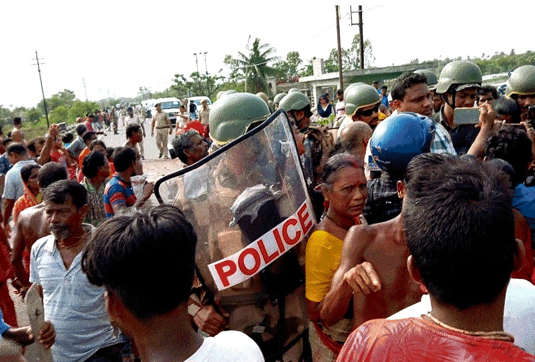 পশ্চিমবঙ্গের সন্দেশখালিতে পুলিশি তল্লাশি অভিযান রুখে দাঁড়ান গ্রামবাসী
