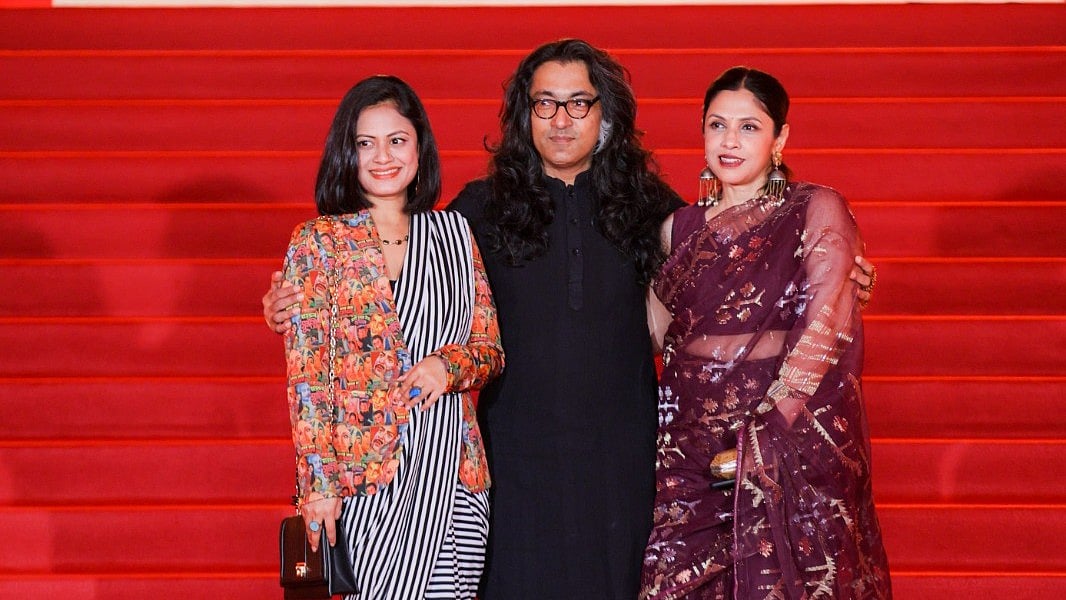 সাংহাই চলচ্চিত্র উৎসবের লালগালিচায় ‘শিকলবাহা’র অভিনেত্রী ফৌজিয়া করিম অণু, পরিচালক কামার আহমাদ সাইমন ও প্রযোজক সারা আফরীন। ছবি: নির্মাতার সৌজন্যে