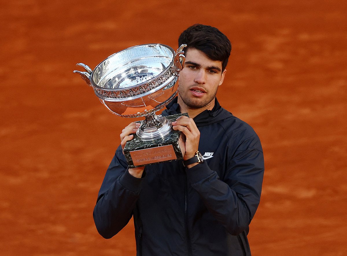 ফ্রেঞ্চ ওপেনের ট্রফি হাতে কার্লোস আলকারাজ। আজ প্যারিসের রোলাঁ গারোয়
