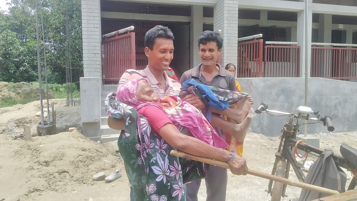 নাতির কোলে কেন্দ্রে এসে ভোট দিলেন ৯০ ছুঁই ছুঁই হালিমা বেওয়া। বুধবার দুপুরের রাজশাহীর চারঘাটের ফতেহপুর সরকারি প্রাথমিক বিদ্যালয়ে