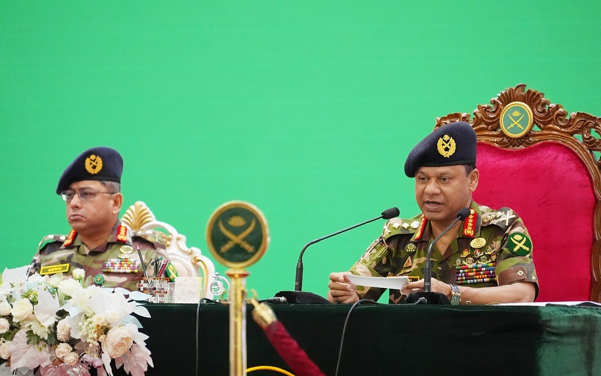 সেনাবাহিনী প্রধান জেনারেল এস এম শফিউদ্দিন আহমেদ শনিবার ঢাকা সেনানিবাসের সেনা প্রাঙ্গণে বিদায়ী দরবারে বক্তব্য দেন। তাঁর পাশে রয়েছেন নবনিযুক্ত সেনাপ্রধান লেফটেন্যান্ট জেনারেল ওয়াকার-উজ-জামান