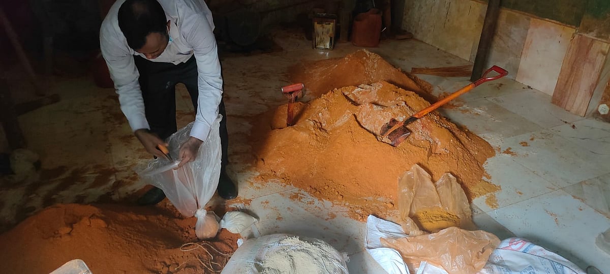 চট্টগ্রাম নগরে রং ও কাঠের গুঁড়া মিশিয়ে ভেজাল মসলা তৈরির তিনটি কারখানাকে সিলগালা করেছে বাংলাদেশ নিরাপদ খাদ্য কর্তৃপক্ষ। আজ সকালে খাতুনগঞ্জে