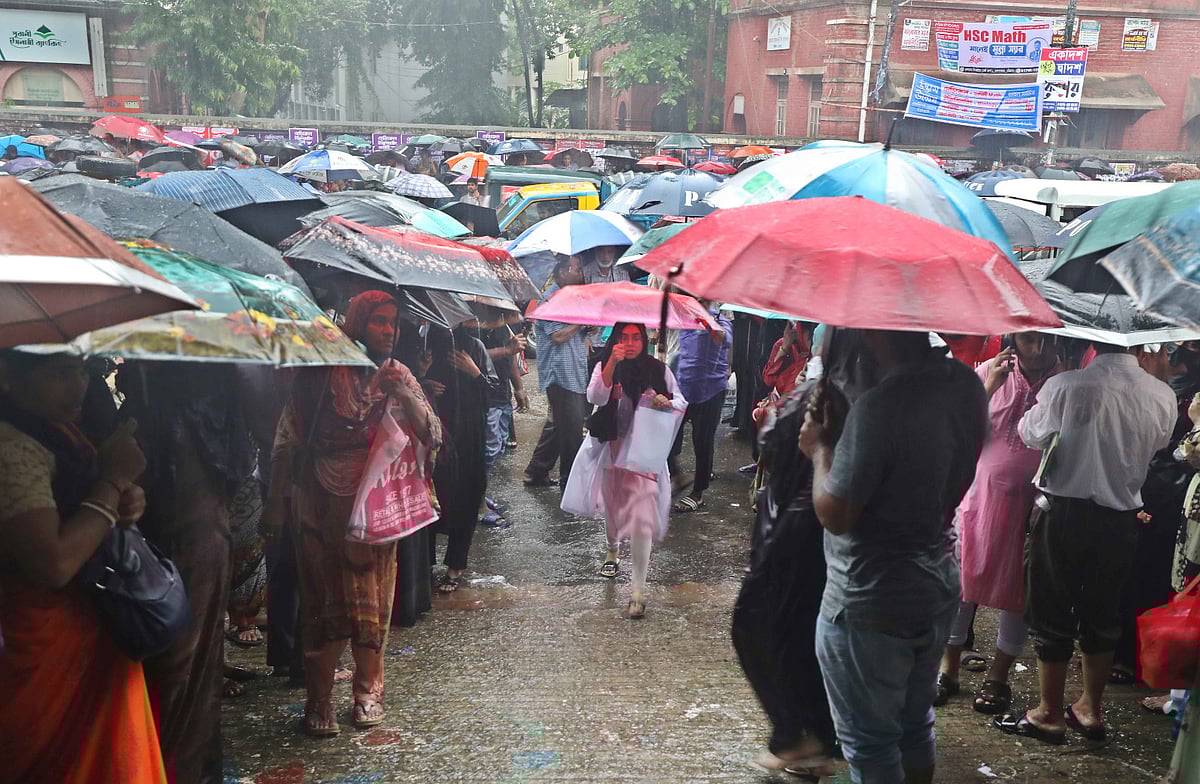 পরীক্ষা শুরুর আগে শেষ মুহূর্তে কেন্দ্রে ঢুকছেন এক পরীক্ষার্থী। আজ সকাল সাড়ে নয়টায় নগরের সরকারি হাজী মুহাম্মদ মহসিন কলেজে