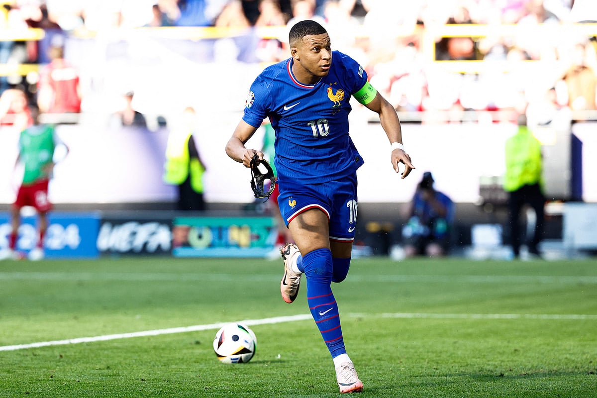 গোলের পর মাস্ক খুলে ফেলেন এমবাপ্পে