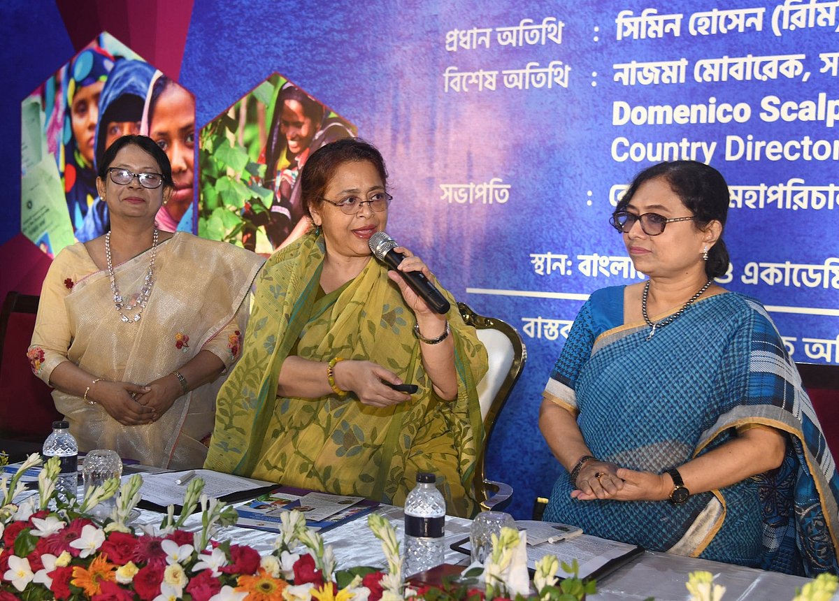 ইনভেস্টমেন্ট কম্পোনেন্ট ফর ভালনারেবল গ্রুপ ডেভেলপমেন্ট প্রোগ্রাম (আইসিভিজিডি) প্রকল্পের আওতায় নারীদের অর্থসহায়তা দেওয়ার কার্যক্রমের উদ্বোধনী অনুষ্ঠানে অতিথিরা। আজ মঙ্গলবার বাংলাদেশ শিশু একাডেমির মিলনায়তনে