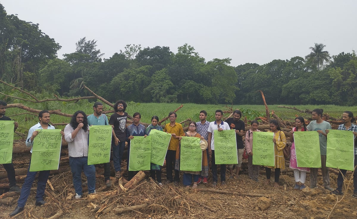 জাহাঙ্গীরনগর বিশ্ববিদ্যালয়ে জলাশয় ভরাট করে ভবন নির্মাণের প্রতিবাদে শিক্ষক–শিক্ষার্থীদের মানববন্ধন। বৃহস্পতিবার আল-বেরুনী হলের সম্প্রসারিত ভবন-সংলগ্ন জলাশয়ের পাড়ে