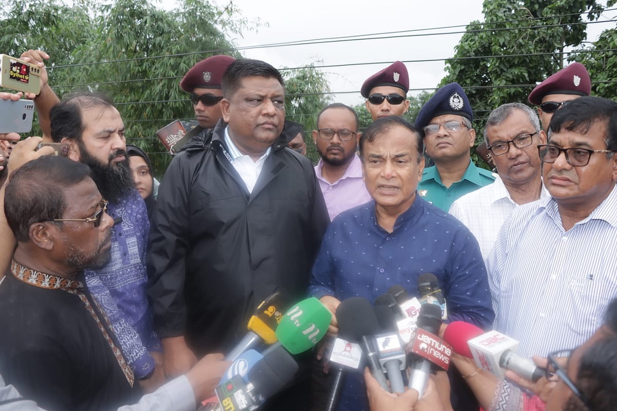 সিলেট নগরের টুকের বাজার এলাকার সাদীখাল পরিদর্শনের সময় সাংবাদিকদের সঙ্গে কথা বলেন পানিসম্পদ প্রতিমন্ত্রী জাহিদ ফারুক