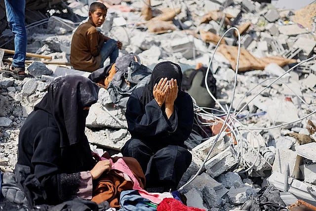 ইসরায়েলি হামলায় ধসে পড়া ভবনে মাকে খুঁজতে এসে কান্নায় ভেঙে পড়েন সামার আল-ব্রেইম ও সাহার আল-ব্রেইম। খান ইউনিস, গাজা উপত্যকা, ফিলিস্তিন, ৩ জুন