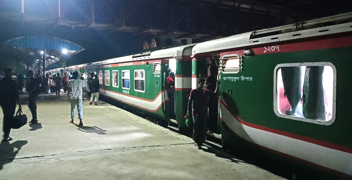 জামালপুর-চট্টগ্রাম রেলপথে চলা বিজয় এক্সপ্রেস ট্রেন প্রায় প্রতিদিনই সাড়ে তিন থেকে চার ঘণ্টা বিলম্বে চলাচল করছে। এতে যাত্রীরা দুর্ভোগে পড়েছেন। গতকাল শনিবার রাত ১০টার দিকে জামালপুর স্টেশনে