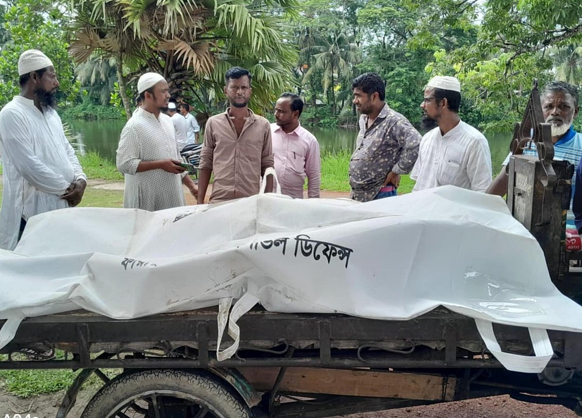 লাশ আমতলী থানায় নেওয়া হচ্ছে। রোববার সকালে বরগুনার আমতলী উপজেলার ডাক্তারবাড়ি এলাকায়