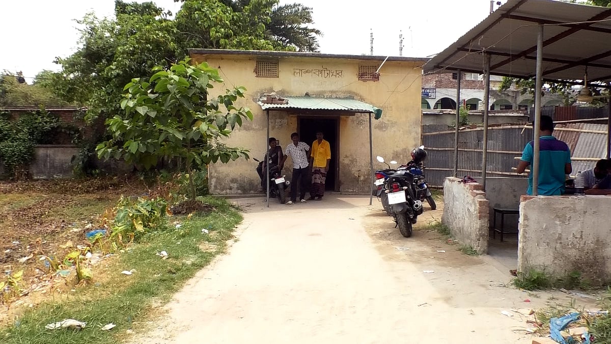 বাল্যবিবাহের চার মাসের মাথায় লাশ উদ্ধার হওয়া কিশোরীর লাশ ময়নাতদন্তের জন্য কুষ্টিয়া জেনারেল হাসপাতালের মর্গে পাঠায় পুলিশ। পরে সেখানে যান পরিবারের সদস্যরা। শনিবার দুপুরে