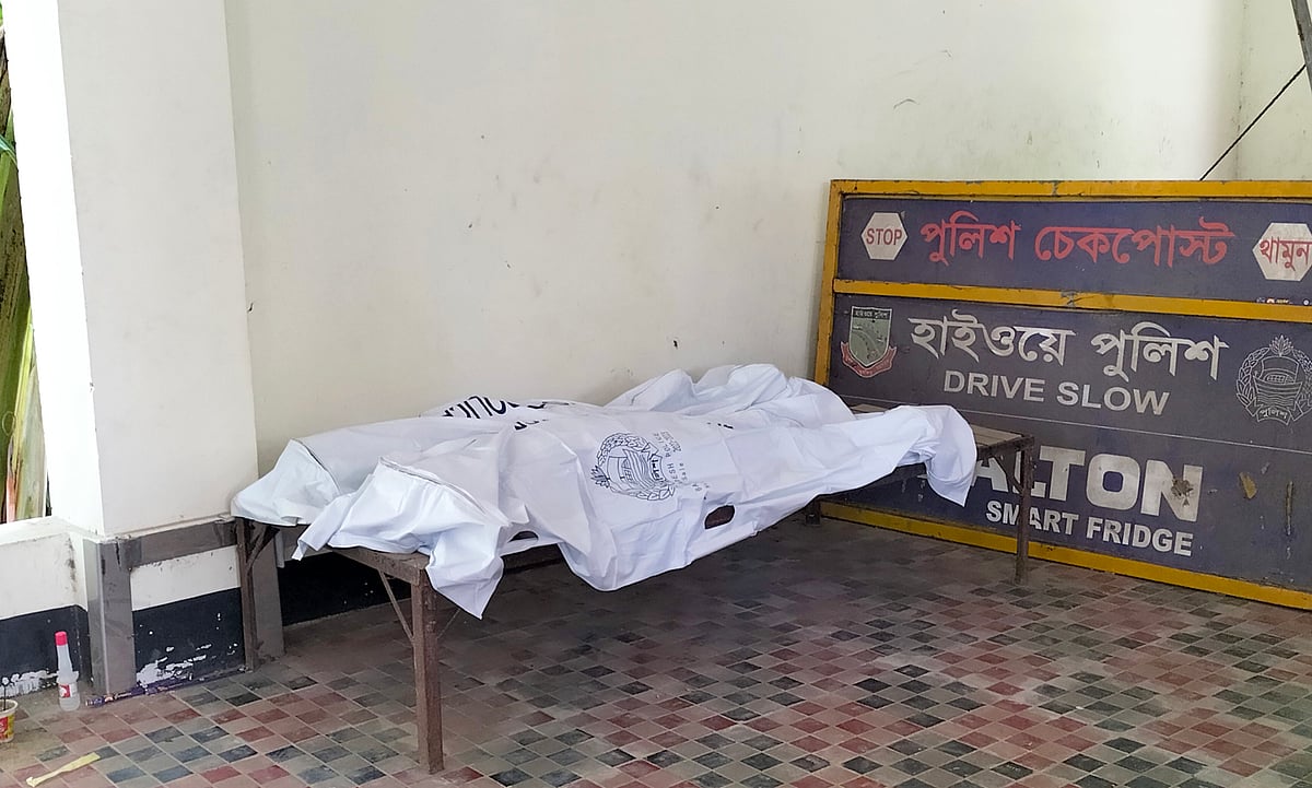 সড়ক দুর্ঘটনায় নিহত দুজনের লাশ মানিকগঞ্জের বরঙ্গাইল পুলিশ ফাঁড়িতে রাখা হয়েছে