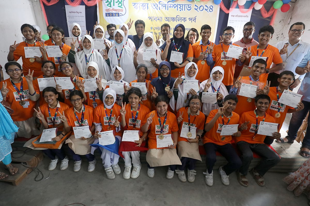 পাবনায় আঞ্চলিক স্বাস্থ্য অলিম্পিয়াডে অংশ নেওয়া বিভিন্ন শিক্ষাপ্রতিষ্ঠানের বিজয়ী শিক্ষার্থীরা। আজ শুক্রবার পাবনা সেন্ট্রাল গার্লস হাই স্কুলে