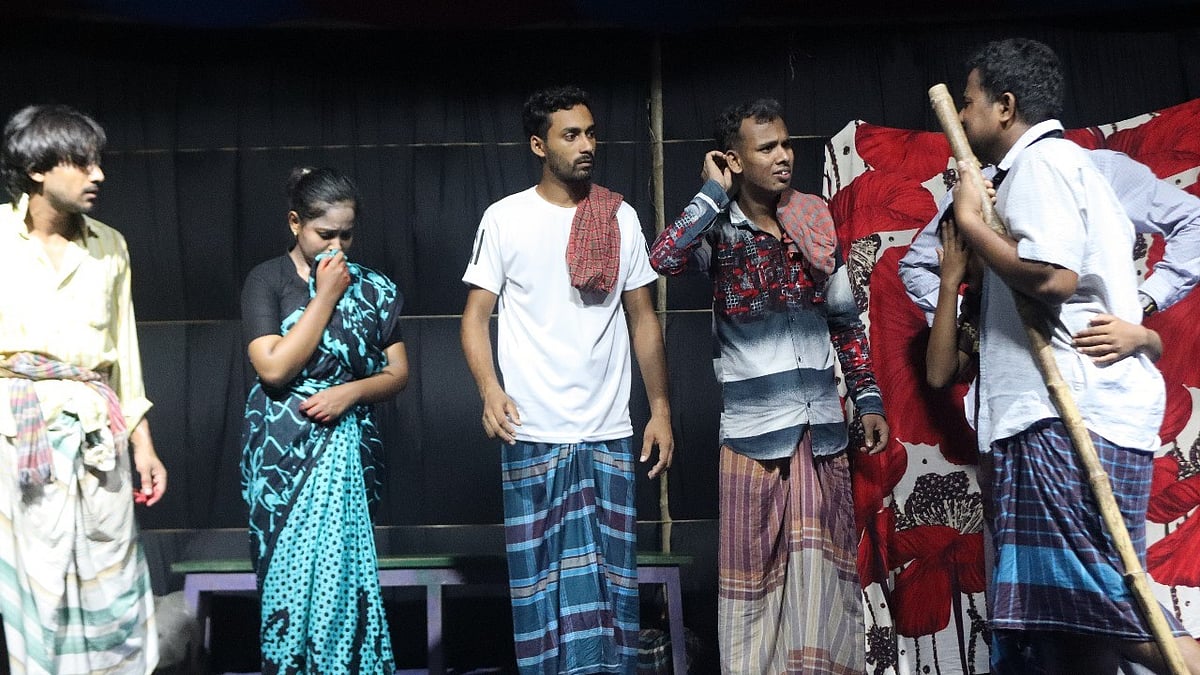 ‘ভূরকাপাড়া’ গ্রামে মঞ্চস্থ ওরা কদম আলী নাটকের দৃশ্য। ছবি: প্রথম আলো