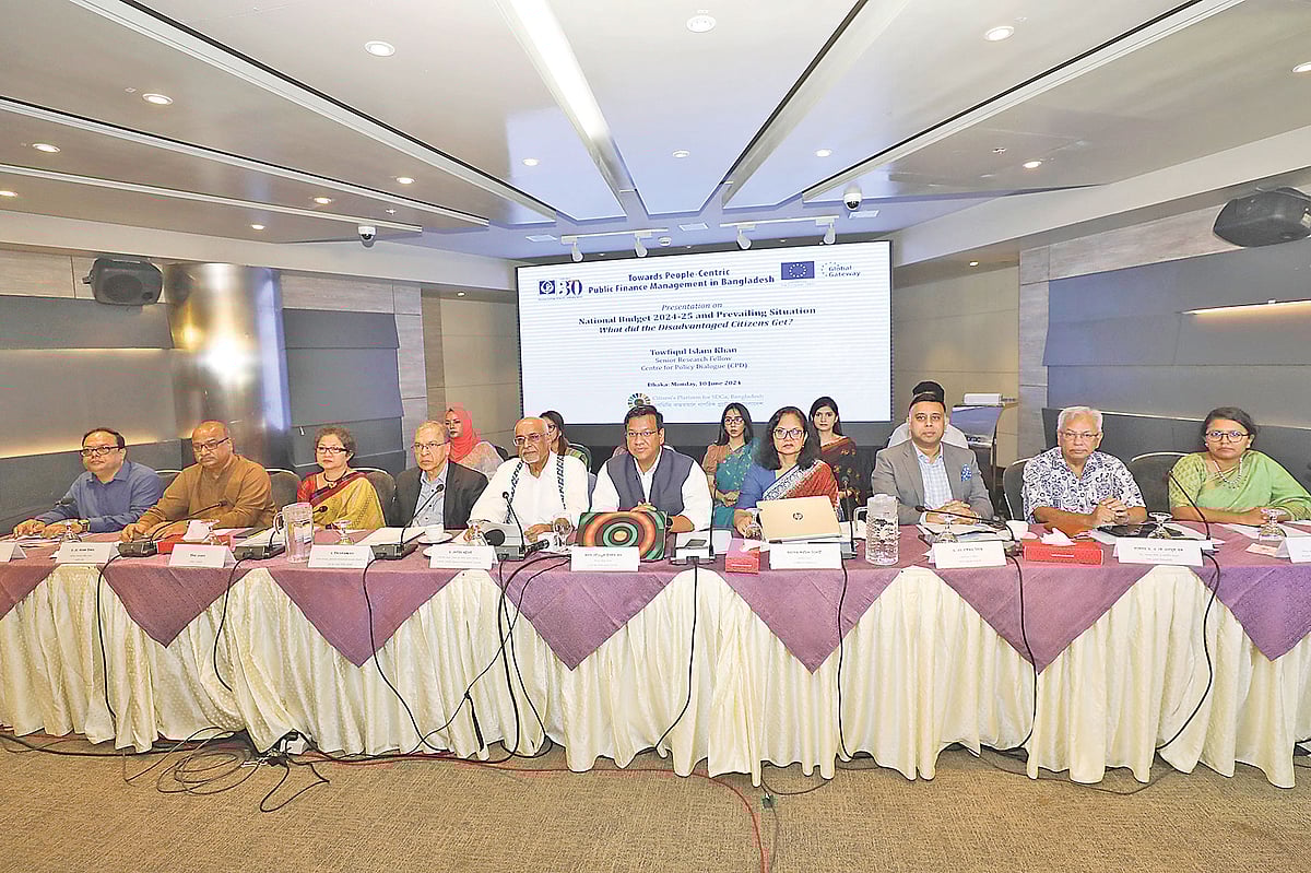 সেন্টার ফর পলিসি ডায়ালগ (সিপিডি) ও এসডিজি বাস্তবায়নে নাগরিক প্ল্যাটফর্মের যৌথভাবে আয়োজিত ‘জাতীয় বাজেট ২০২৪-২৫ ও বিরাজমান পরিস্থিতি: অসুবিধাগ্রস্ত মানুষের প্রাপ্তি’ শীর্ষক মিডিয়া ব্রিফিংয়ে বক্তারা। গতকাল রাজধানীর মহাখালীর ব্র্যাক সেন্টার ইনে