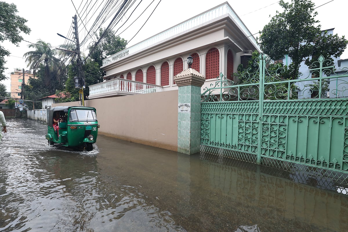ভারী বৃষ্টিতে সিলেটের অনেক এলাকা প্লাবিত হয়েছে। সিলেট নগরের তালতলা এলাকায়