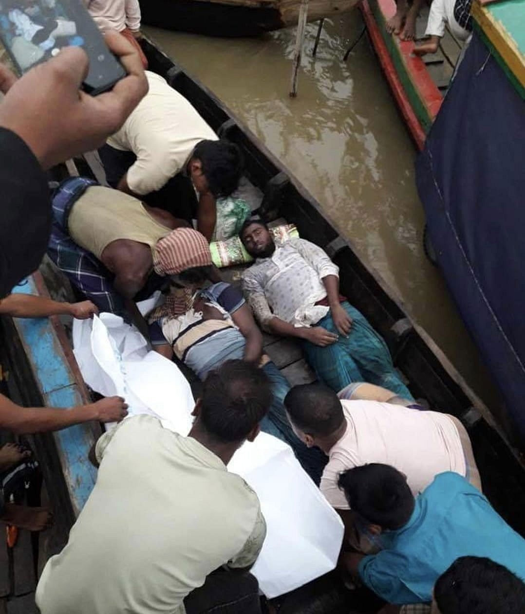 লংগদুতে বজ্রপাতের শিকার নৌকার যাত্রীদের উদ্ধার করছেন স্থানীয় লোকজন। আজ বিকেল চারটার দিকে