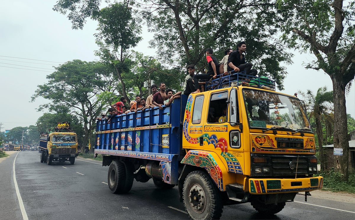 ঈদ উপলক্ষে ট্রাকে করে শ্রমিকেরা ঢাকা থেকে চাঁপাইনবাবগঞ্জে ফিরছেন। শনিবার দুপুরে রাজশাহীর পুঠিয়া উপজেলার বানেশ্বরে