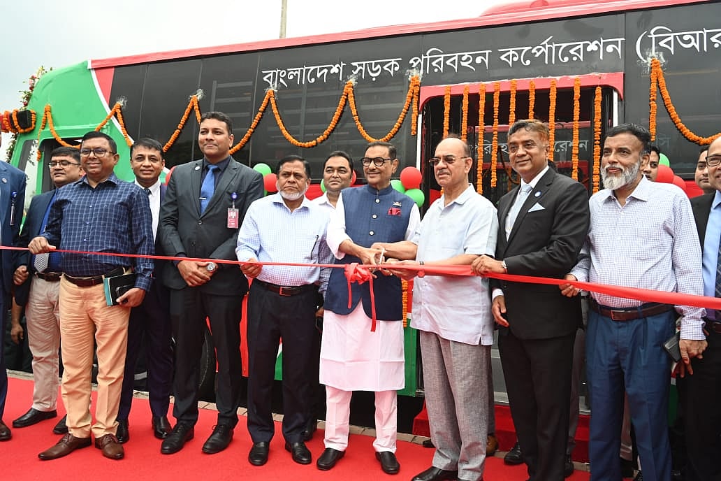 বিমানবন্দরের ক্যানোপি-২ আগমনী হলের সামনে প্রাথমিকভাবে দুটি শাটল বাসের উদ্বোধন করা হয়