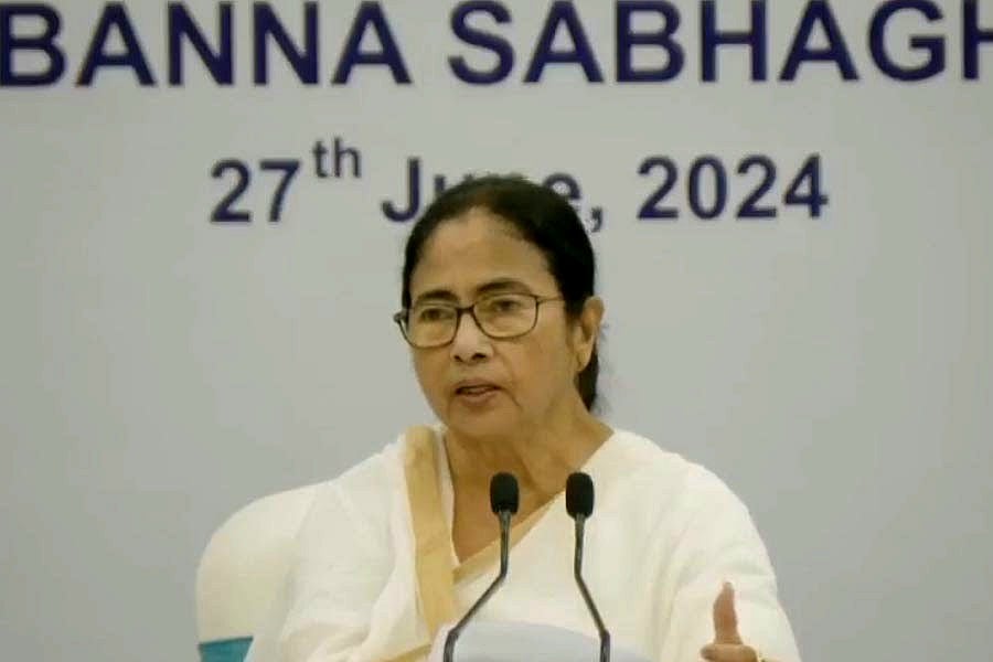 নবান্নে অনুষ্ঠিত এক বৈঠকে হকার উচ্ছেদে কঠোর বার্তা দেন পশ্চিমবঙ্গের মুখ্যমন্ত্রী মমতা বন্দ্যোপাধ্যায়। কলকাতা, ২৭ জুন