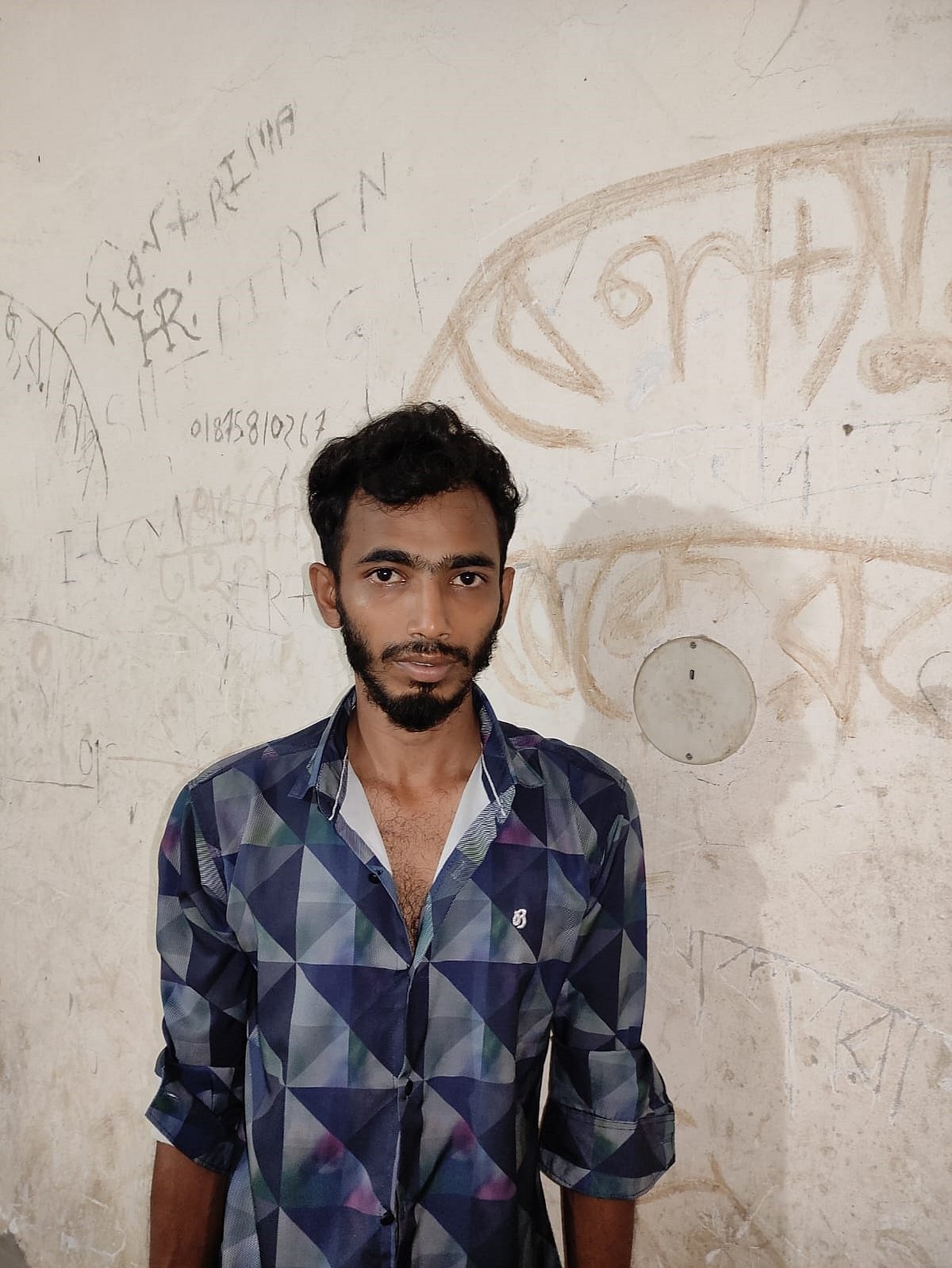 ফেনীর সোনাগাজীতে স্ত্রীকে হত্যার ঘটনায় গ্রেপ্তার আলী আক্কাস। ছবিটি আজ বুধবার সকালে পৌরসভার চর গণেশ এলাকায়